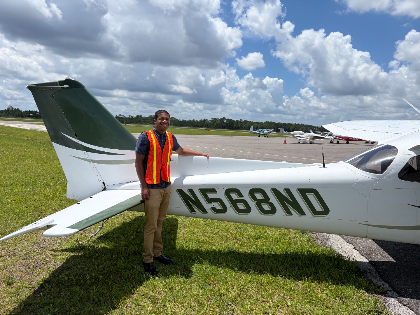 Tylor Russel standing next to aircraft N568ND at Jacksonville University